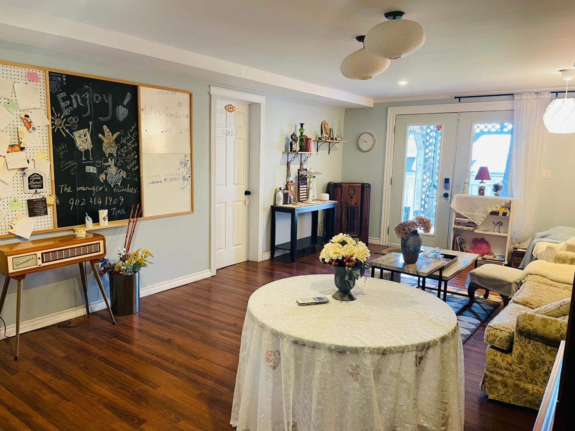 Hotel Lily'S Garden à Charlottetown Extérieur photo