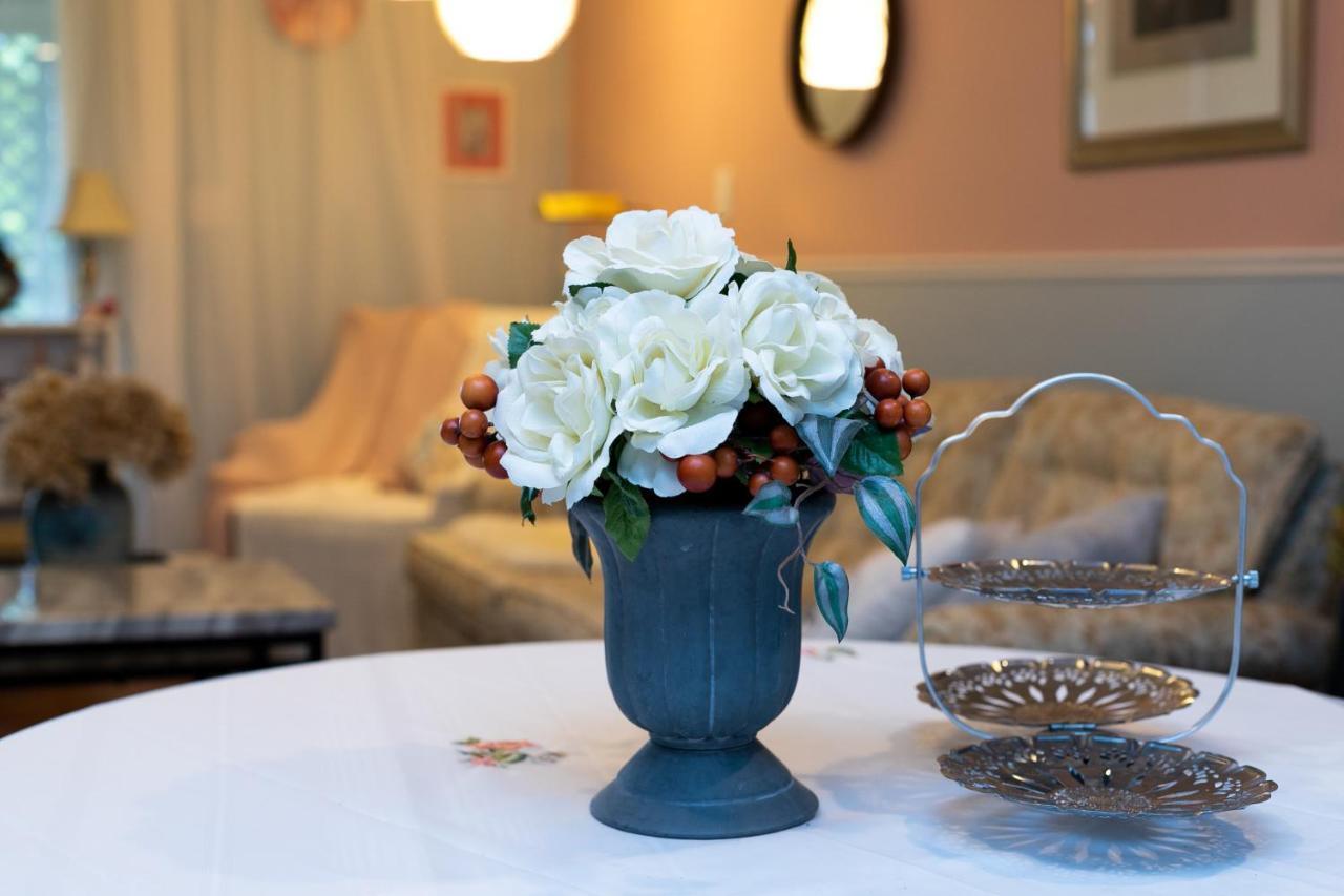 Hotel Lily'S Garden à Charlottetown Extérieur photo